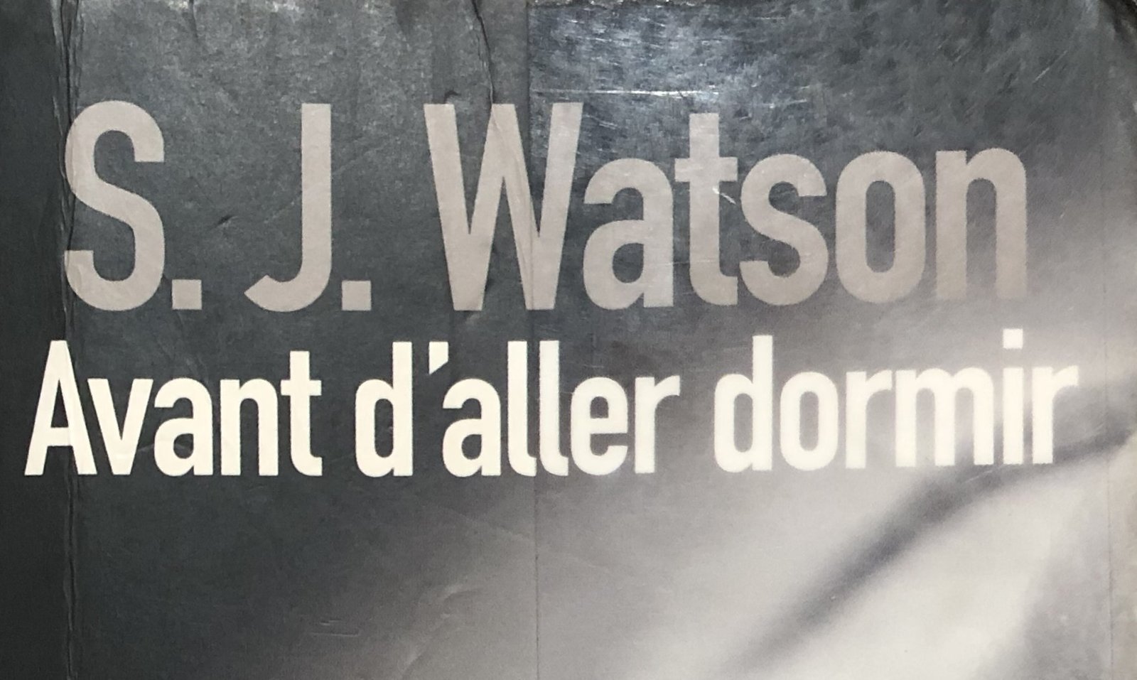 Extrait de la Couverture de Avant d'aller dormir de S.J.Watson : gros plan sur la tête du femme qui semble dormir.