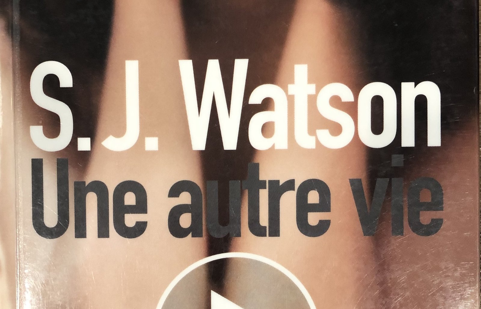 Extrait de la couverture de Une autre vie de S.J.Watson : une femme, les coudes posés sur ses genoux, semble réfléchir