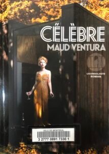 Couverture de Célèbre de Maud Ventura : un star en robe lamée dorée devant une cabane