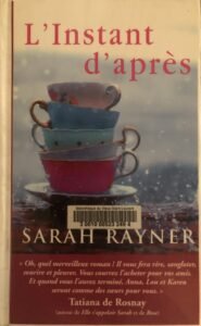 Couverture de L'Instant d'après de Sarah Rayner : des tasses de thé empilées sous fond de pluie