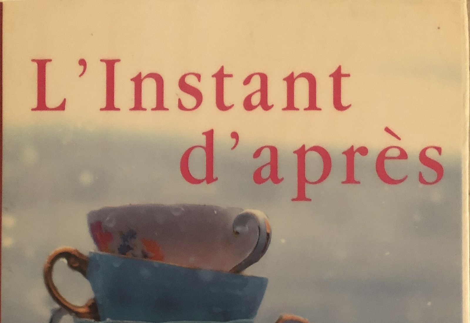 Extrait de la Couverture de L'Instant d'après de Sarah Rayner : des tasses de thé empilées sous fond de pluie