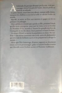 Quatrième de Couverture de L'enfant qui mesurait le monde de Metin Arditi : un filet de pêche court sur une mer tranquille, vers l'horizon, avec deux îles, avec une harmonie de couleurs entre le ciel et la mer.