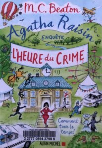 Couverture de L'heure du crime de M.C. Beaton, Toute l'histoire est résumée de façon joyeuse et colorée sur la couverture : des voleurs, des policiers, une belle bâtisse, un aire de fête, et le personnage principal au milieu, une flûte de champagne à la main.