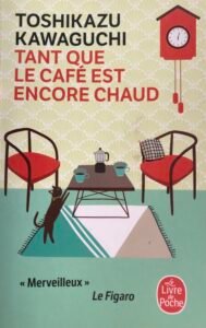 Couverture de Tant que le café est encore chaud, de Toshikazu Kawaguchi. Deux chaises face à une petite table avec deux tasses de café ; l'horloge et le mur beige longuement décrits dans le livre.