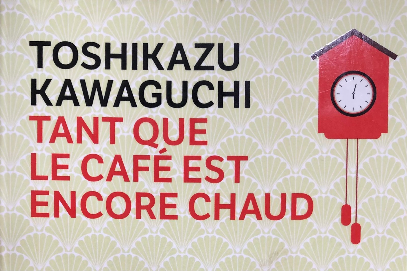 Extrait de la Couverture de Tant que le café est encore chaud, de Toshikazu Kawaguchi. Deux chaises face à une petite table avec deux tasses de café ; l'horloge et le mur beige longuement décrits dans le livre.