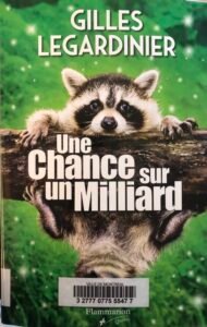 Couverture de Une chance sur un milliard de Gilles Legardinier : un raton laveur sur une branche sur un fond vert brillant.