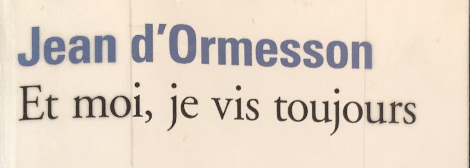 Extrait de la Couverture de Et moi, je vis toujours, écrit par Jean d'Ormesson. Photo de l'auteur qui regarde le lecteur en souriant. Il semble désabusé.