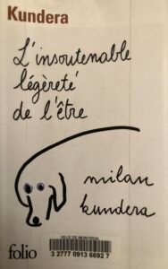 Couverture de L'insoutenable légèreté de l'être, de Milan Kundera. Une esquisse de chien sur fond blanc.