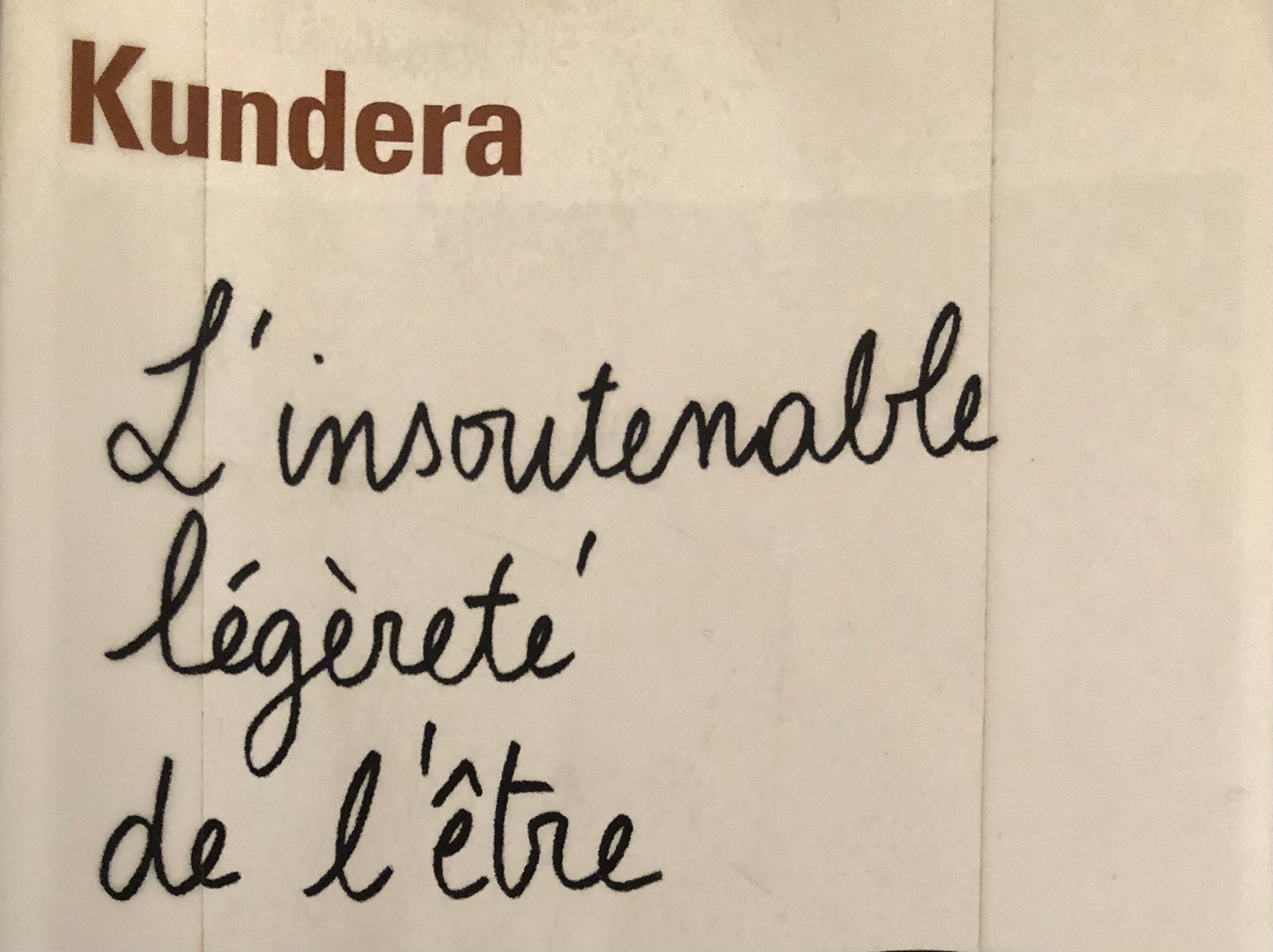 Extrait de la Couverture de L'insoutenable légèreté de l'être, de Milan Kundera. Une esquisse de chien sur fond blanc.