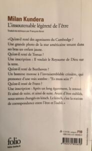 Quatrième de Couverture de L'insoutenable légèreté de l'être, de Milan Kundera. Une esquisse de chien sur fond blanc.