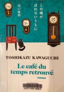 Couverture de Le café du temps retrouvé, de Toshikazu Kawaguchi. Avec les trois horloges aux heures différentes.