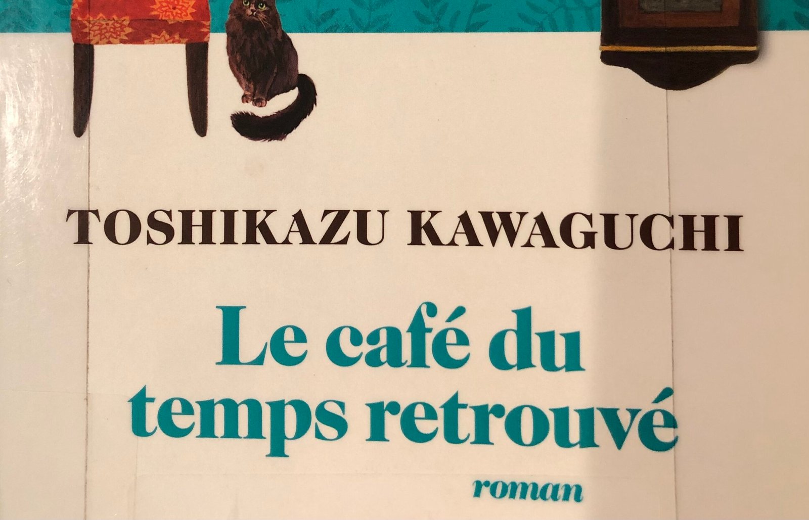 Extrait de la Couverture de Le café du temps retrouvé, de Toshikazu Kawaguchi. Avec les trois horloges aux heures différentes.