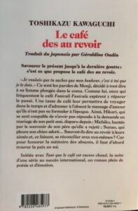 Quatrième de la Couverture du Café des au revoir de Toshikazu Kawaguchi. Deux chats, deux chaises, un mur rose.