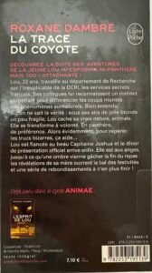 Qautrième de Couverture de La trace du coyote par Roxane Dambre. Une face de coyote aux yeux rouges au-dessus d'une ville.
