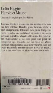 Quatrième de Couverture de Harold et Maude de Colin Higgins : une vieille dame en ciré jaune et un jeune garçon avec une pelle sur une moto.
