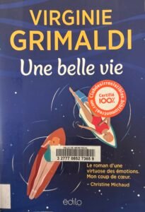 Couverture de Une belle vie de Virginie Grimaldi : deux jeunes femmes allongées sur une planche de surf, sur l'océan.