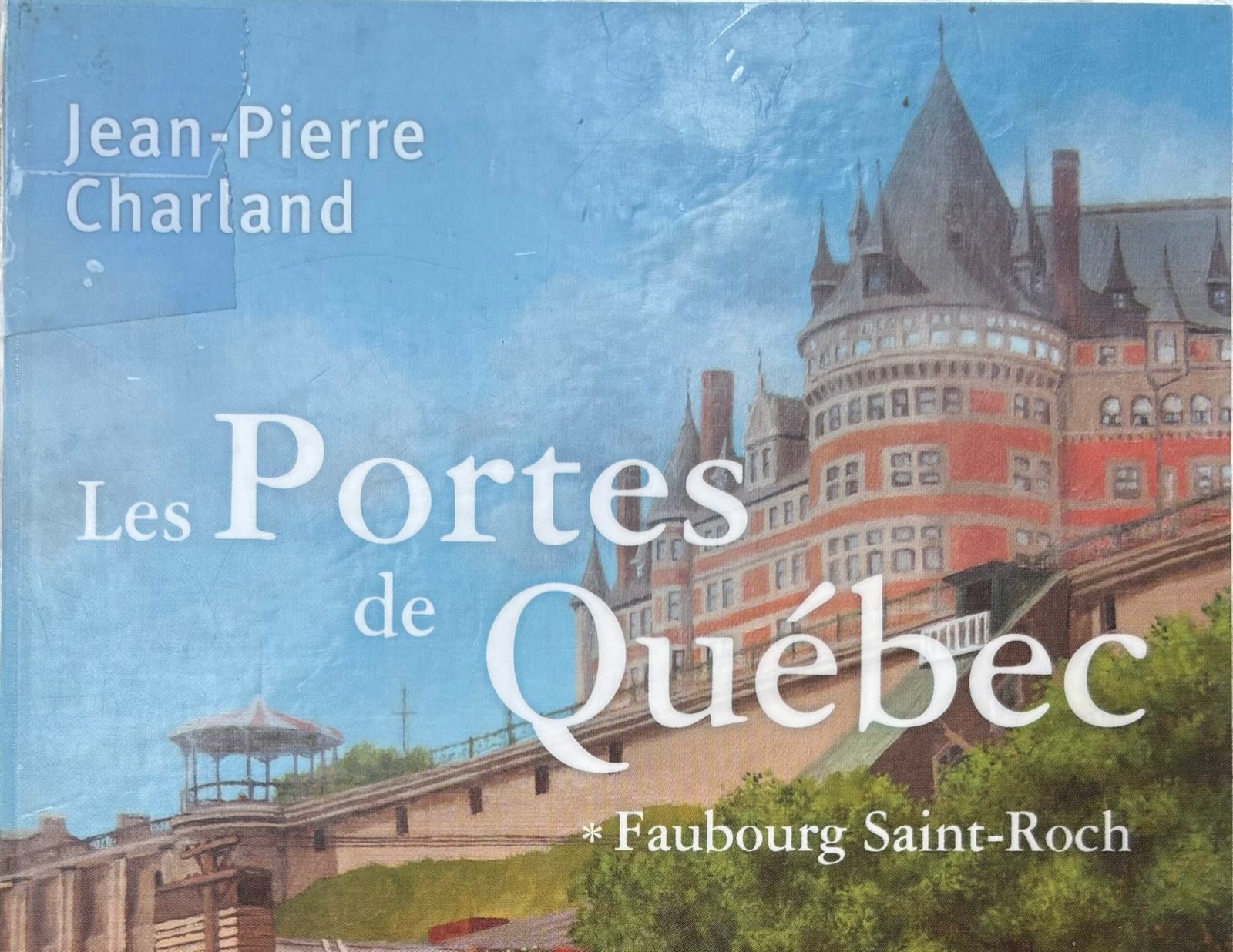 Extrait de la Couverture de Les Portes de Québec 1 (Faubourg Saint-Roch) de Jean-Pierre Charland, avec la ville de la fin du 19ème siècle surmontée par le château de Frontenac.