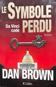 Couverture de Le symbole perdu par Dan Brown : le toit du Capitole surmonté d'une clé forgée avec un symbole maçonnique sur un fond rouge