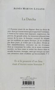 Quatrième de Couverture de La Datcha, d'Agnès Martin-Lugand : une photo en noir et blanc montre une jeune femme de dos regardant la façade d'une bâtisse