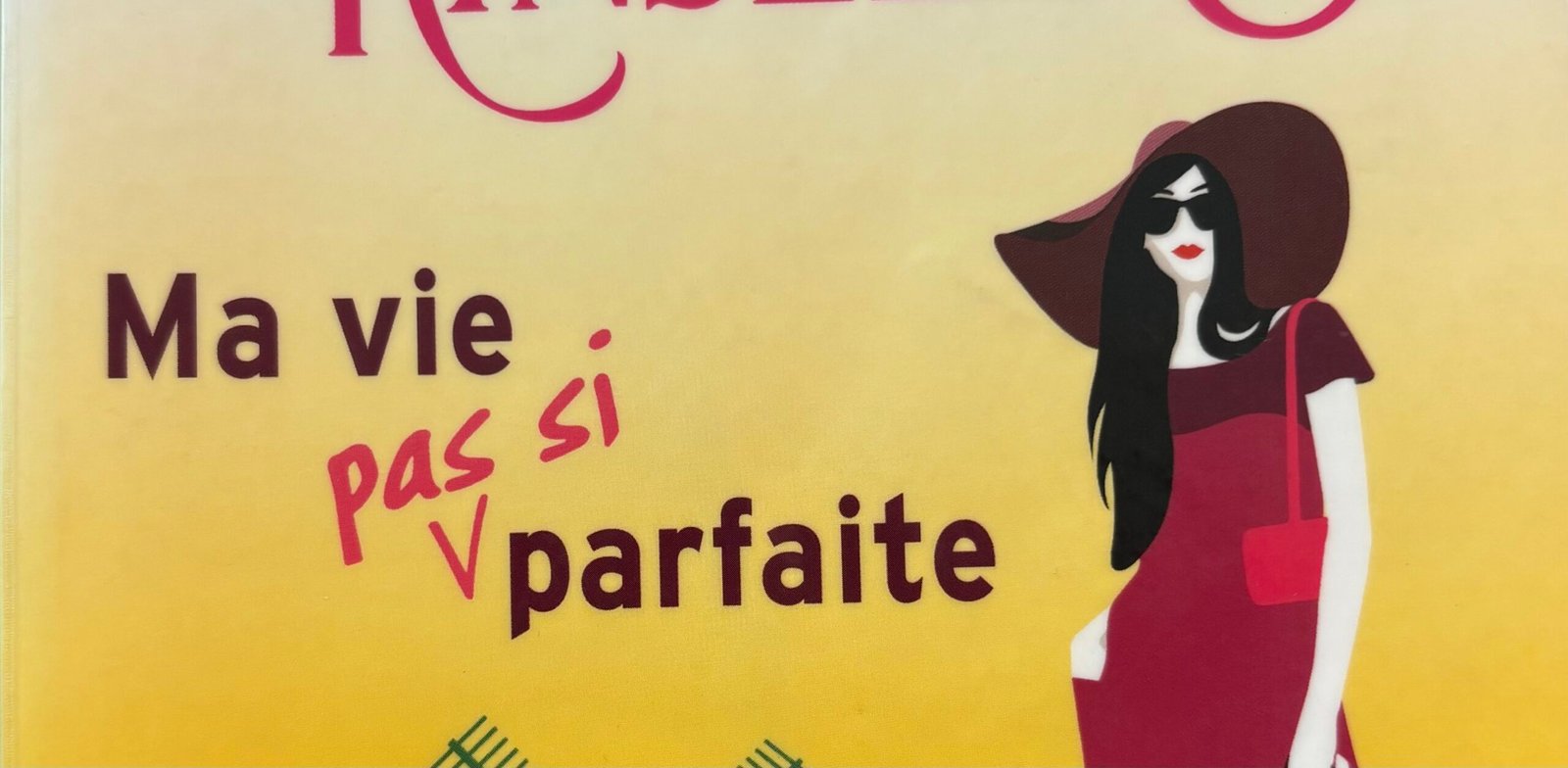 Extrait de la Couverture de Ma vie pas si parfaite de Sophie Kinsella : des couleurs vives mettent en scène une citadine élégante en robe rouge et capeline dans la campagne.