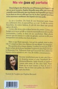 Quatrième de Couverture de Ma vie pas si parfaite de Sophie Kinsella : des couleurs vives mettent en scène une citadine élégante en robe rouge et capeline dans la campagne.