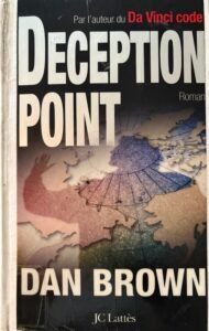 Couverture de Deception Point de Dan Brown : l'ombre d'un homme sur une mappemonde, côté Pôle Nord