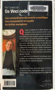 Quatrième de la Couverture de Deception Point de Dan Brown : l'ombre d'un homme sur une mappemonde, côté Pôle Nord