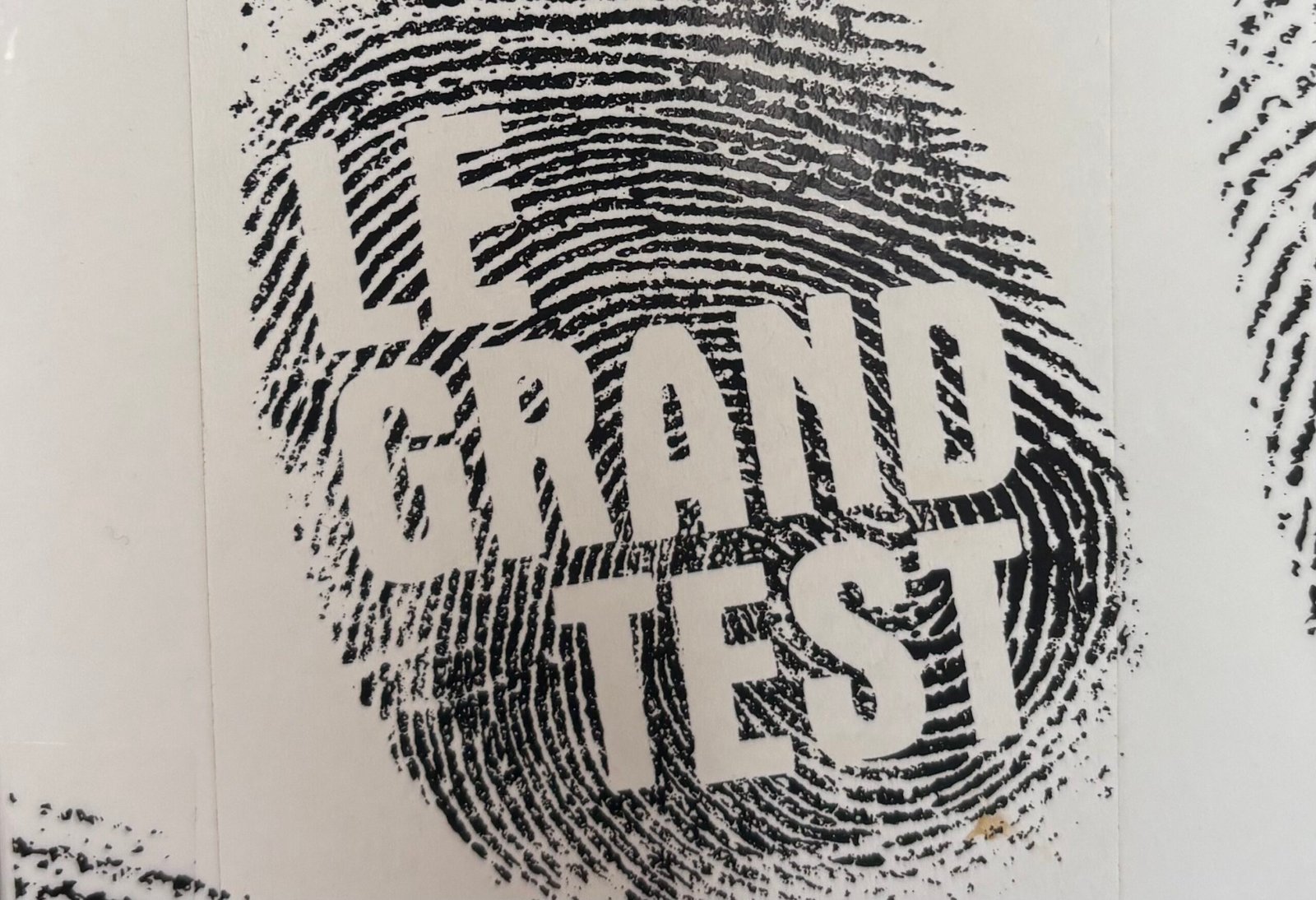 Extrait de la Couverture de Le grand test, de Jacques Expert : une empreinte digitale