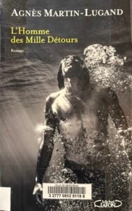 Couverture de l'Homme des Mille Détours d'Agnès Martin-Lugand : un plongeur en apnée et torse nu remonte vers la surface