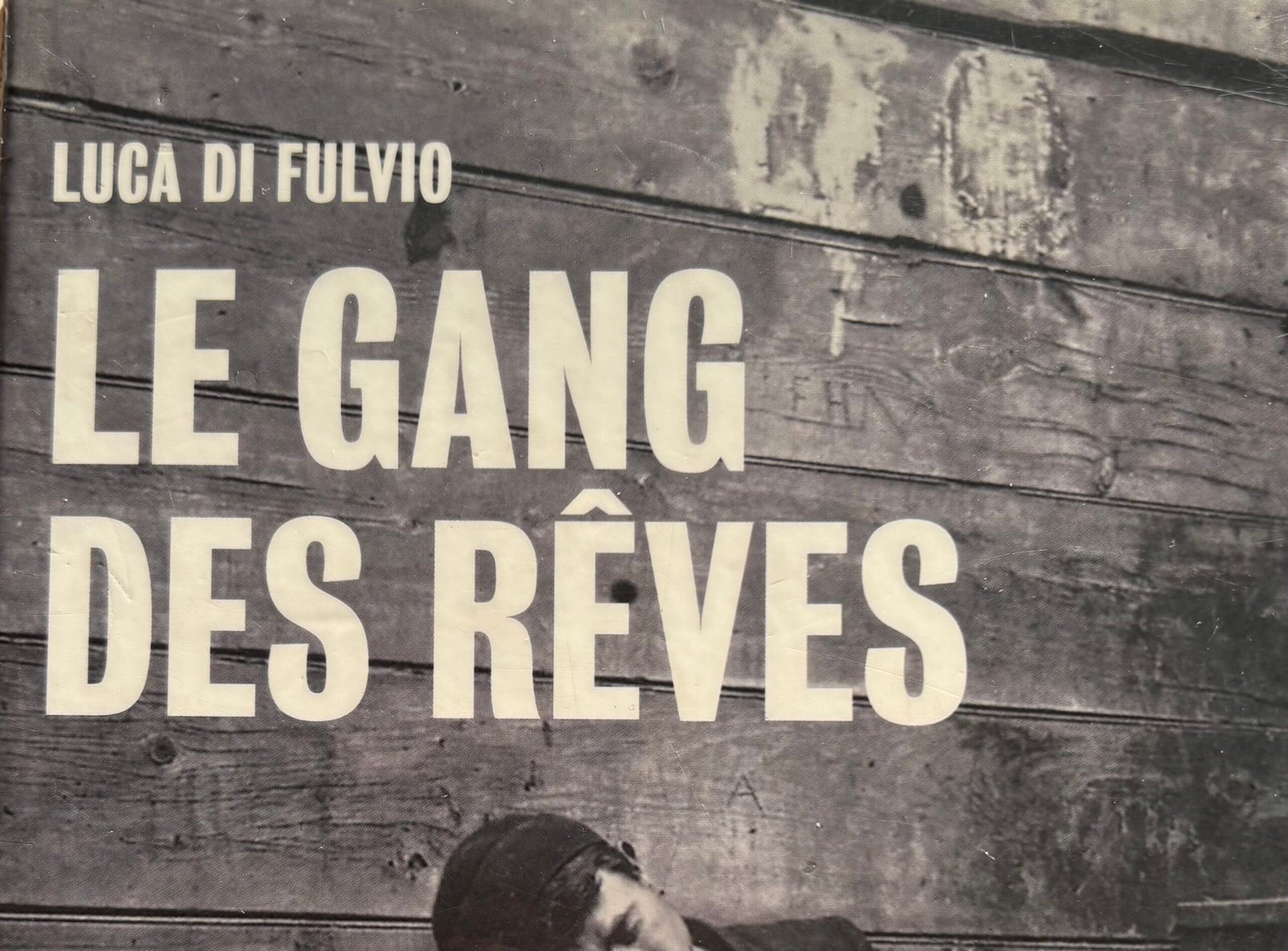 Extrait de la Couverture de Le gang des rêves, par Luca di Fulvio : une photo en noir et blanc de trois enfants pauvres.