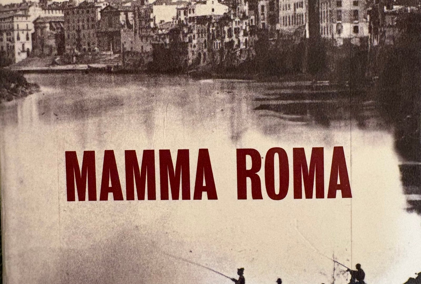 Extrait de la Couverture de Mamma Roma écrit par Luca di Fulvio : une esquisse en noir et blanc de l'ancienne Rome, au bord du Tibre.