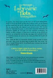 Quatrième de la Couverture de la charmante libraire des flots tranquilles, de Jenny Colgan : dessin d'un couple assis sur une pile de livres elle-même sur des flots, sur fond bleu turquoise.