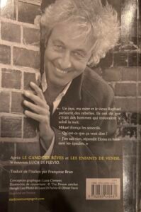 Quatrième de la Couverture de Le soleil des rebelles de Luca di Fulvio : ombre chinoise d'un jeune garçon qui court devant un soleil ou la lune dans un paysage brumeux.